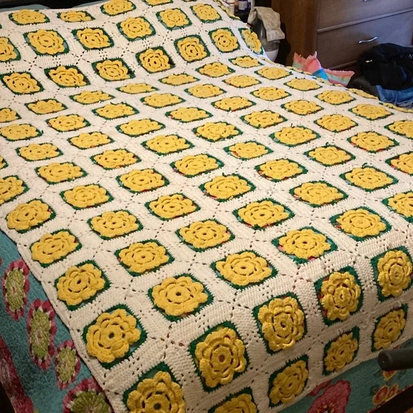 VTG Handmade Yellow and White Daisy Crochet Blanket - Picture 2 of 6